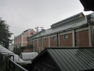 下山芸術の森発電所美術館 裏手