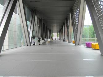 都現美館内