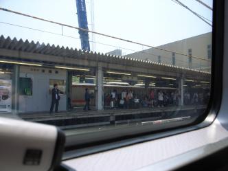 米原駅 特急しらさぎ車中から