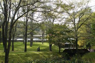 セゾン現代美術館 彫刻庭園から施設正面